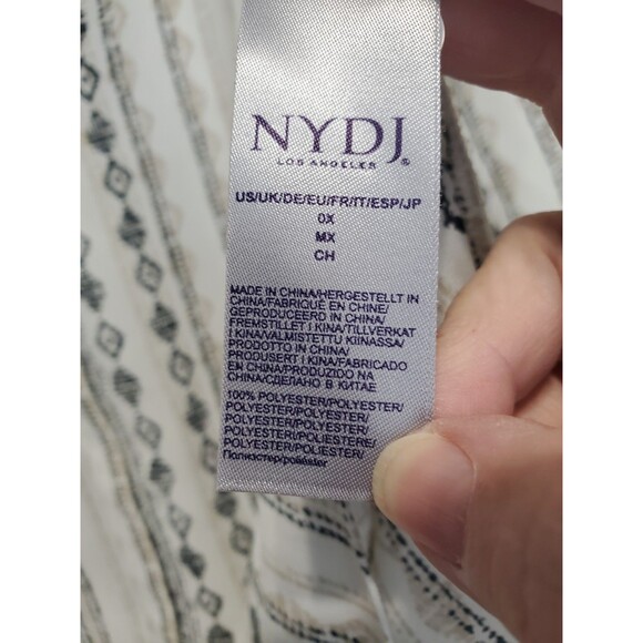 NYDJ Diamond Print Pleated Back Button-Up Blouse Size 0X - Picture 6 of 7